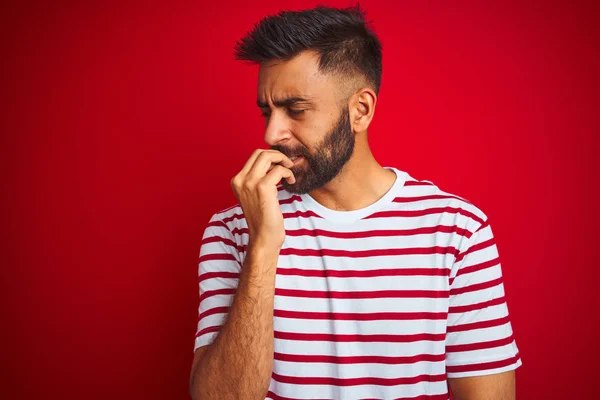 Homem Indiano Jovem Vestindo Camiseta Listrada Sobre Fundo Vermelho Isolado — Fotografia de Stock