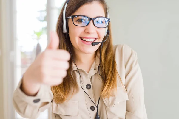 Schöne Junge Bedienungsfrau Mit Headset Büro Die Glückliche Daumen Nach — Stockfoto