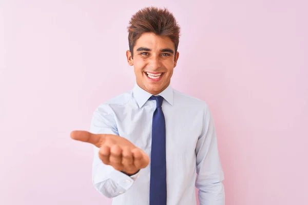 Młody Przystojny Biznesmen Ubrany Koszulę Krawat Stojący Białym Tle Różowy — Zdjęcie stockowe