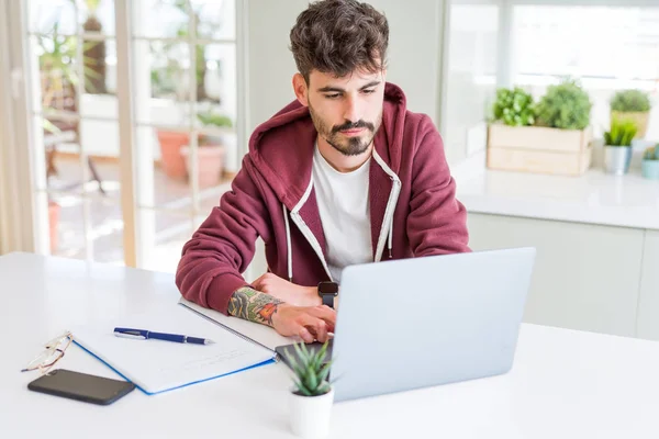 Ung Student Man Använder Computer Laptop Och Notebook Med Ett — Stockfoto