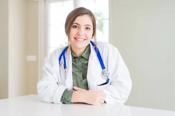 Bela Jovem Médica Vestindo Casaco Médico Estetoscópio Rosto Feliz Sorrindo — Fotografia de Stock