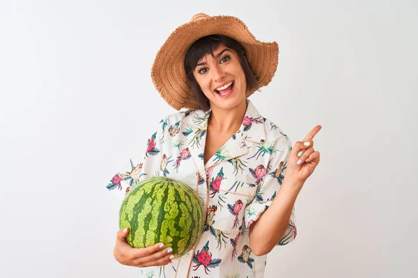 Mujer Vacaciones Con Sombrero Verano Sosteniendo Sandía Sobre Fondo Blanco — Foto de Stock