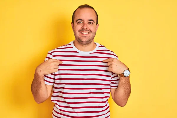 Jovem Vestindo Camiseta Listrada Casual Sobre Fundo Amarelo Isolado Olhando — Fotografia de Stock