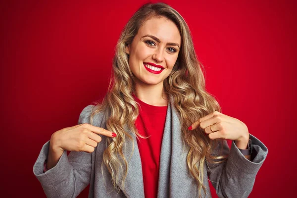 Jovem Mulher Negócios Bonita Vestindo Jaqueta Elegante Sobre Fundo Isolado — Fotografia de Stock