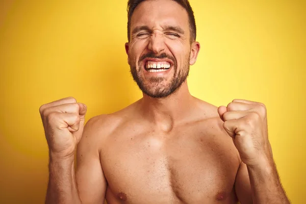 Sexy Jungen Mann Ohne Hemd Zeigt Nackte Fitness Brust Vor — Stockfoto