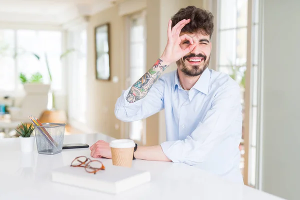 Joven Hombre Negocios Trabajando Haciendo Buen Gesto Con Mano Sonriendo —  Fotos de Stock