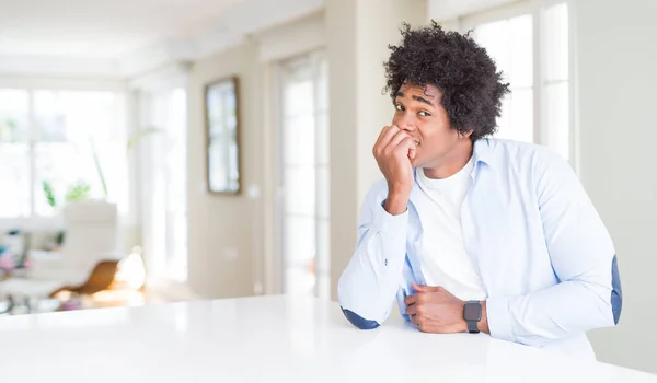 Hombre Afroamericano Casa Buscando Estresado Nervioso Con Las Manos Boca — Foto de Stock