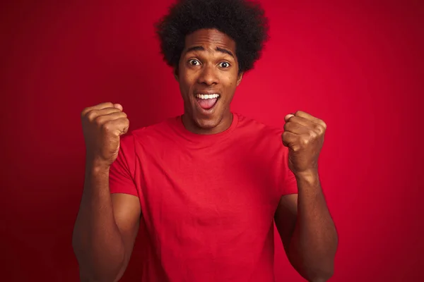 Junger Amerikanischer Mann Mit Afro Haaren Und Shirt Der Vor — Stockfoto