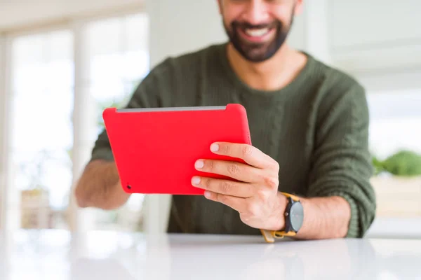 Primo piano dell'uomo utilizzando tablet touchpad e sorridente — Foto Stock