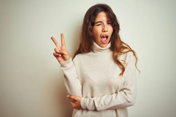 Giovane Bella Donna Che Indossa Maglione Invernale Piedi Sfondo Bianco — Foto Stock