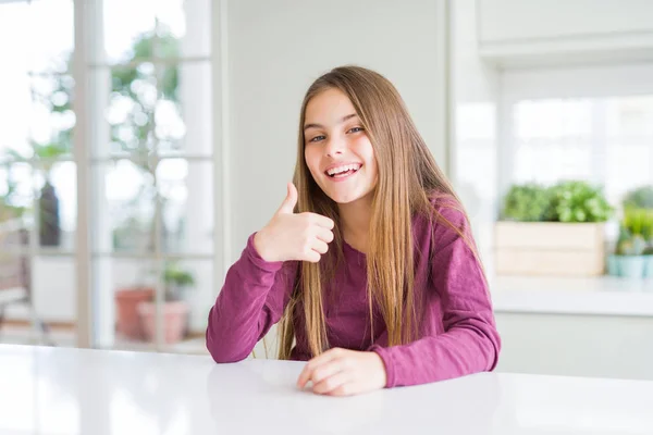 Schöne Junge Mädchen Kind Auf Weißem Tisch Tun Glückliche Daumen — Stockfoto