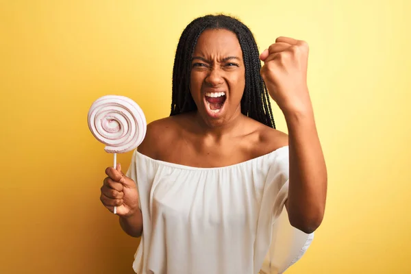 Joven Mujer Afroamericana Comiendo Dulces Pie Sobre Aislado Fondo Amarillo — Foto de Stock