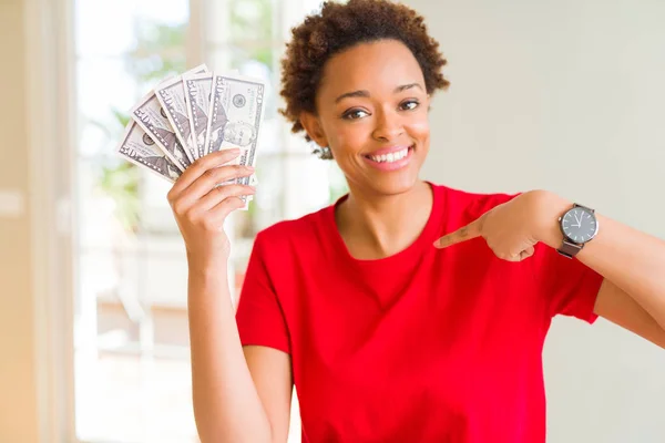 Joven Mujer Afroamericana Sosteniendo Billetes Banco Cincuenta Dólares Con Cara — Foto de Stock