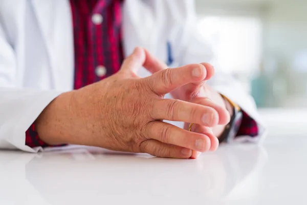 Nahaufnahme eines Arztes, der Finger berührt — Stockfoto