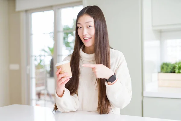 Hermosa Mujer Asiática Bebiendo Café Una Taza Papel Para Llevar —  Fotos de Stock