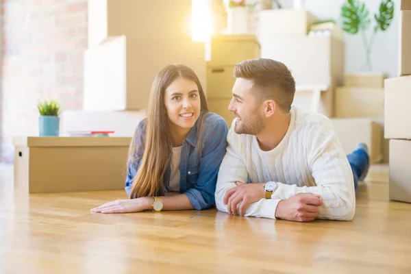 Joven Hermosa Pareja Tumbada Suelo Nueva Casa Sonriendo Amor Muy — Foto de Stock