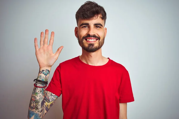 Junger Mann Mit Tätowierung Trägt Rotes Shirt Das Über Isoliertem — Stockfoto
