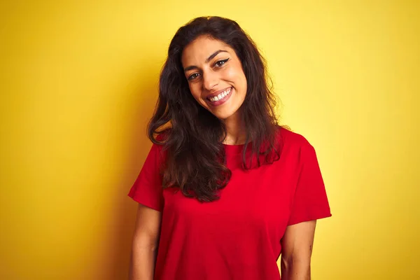 Jonge Mooie Vrouw Dragen Rode Shirt Staande Geïsoleerde Gele Achtergrond — Stockfoto