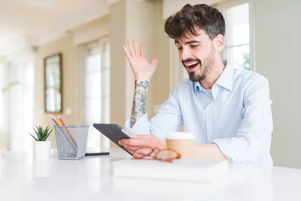 Jovem Homem Negócios Usando Touchpad Tablet Muito Feliz Animado Expressão — Fotografia de Stock