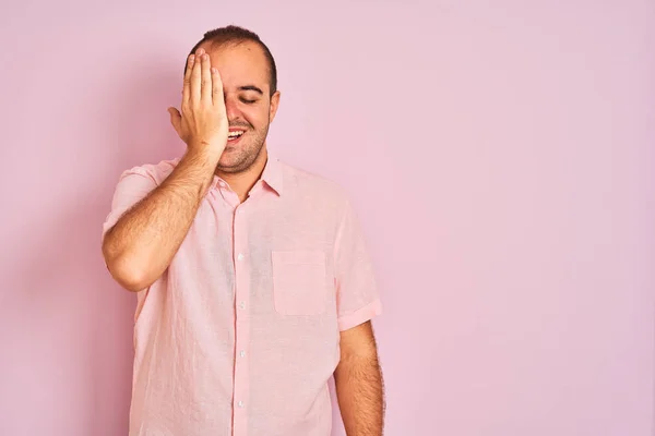 Hombre Joven Con Camisa Elegante Pie Sobre Fondo Rosa Aislado —  Fotos de Stock