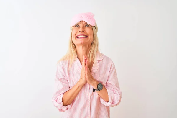 Mujer Mediana Edad Con Máscara Sueño Pijama Sobre Fondo Blanco — Foto de Stock