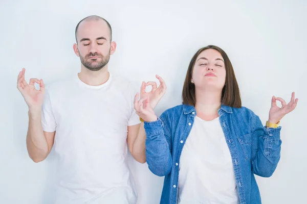 Casal Jovem Juntos Sobre Fundo Isolado Branco Relaxar Sorrir Com — Fotografia de Stock