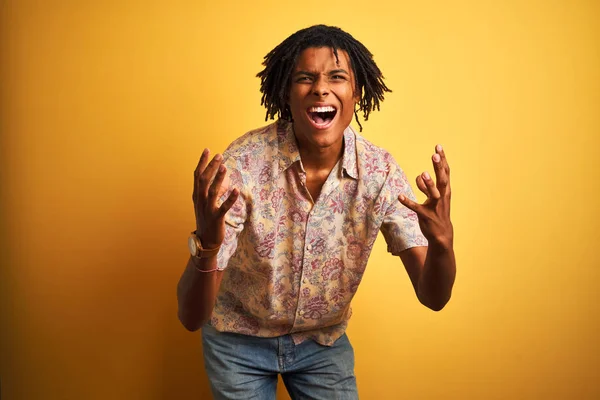 Afro Man Med Dreadlocks Semester Bär Blommig Skjorta Över Isolerad — Stockfoto