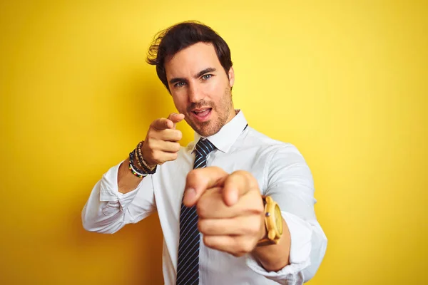 Jovem Empresário Bonito Vestindo Camisa Elegante Gravata Sobre Fundo Amarelo — Fotografia de Stock