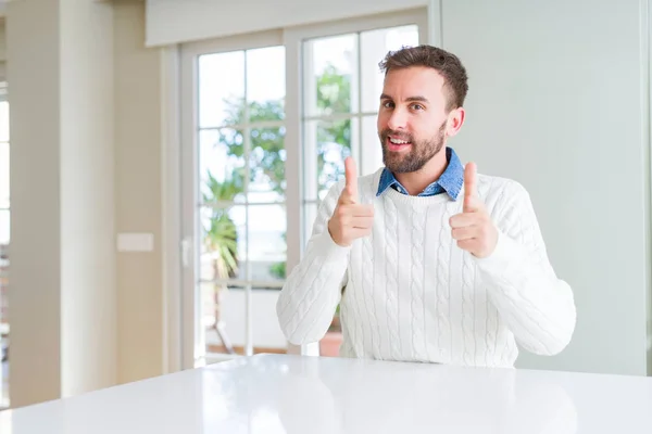 Hombre Guapo Con Suéter Casual Señalando Los Dedos Cámara Con — Foto de Stock