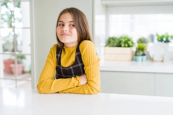 Schöne Junge Mädchen Die Selbstbewusst Und Aufgeregt Die Kamera Lächeln — Stockfoto