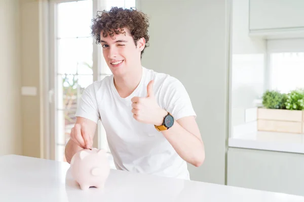 Jovem Investindo Dinheiro Usando Mealheiro Casa Feliz Com Grande Sorriso — Fotografia de Stock