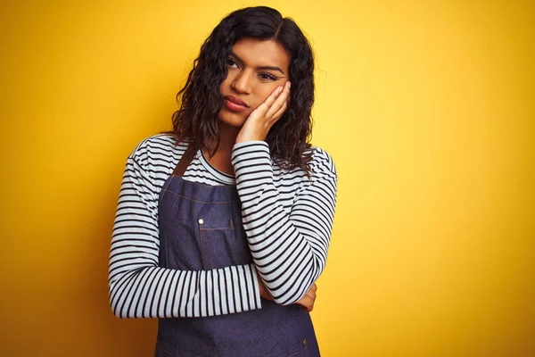 Unga Transsexuella Transpersoner Kvinna Klädd Förkläde Över Isolerade Gul Bakgrund — Stockfoto