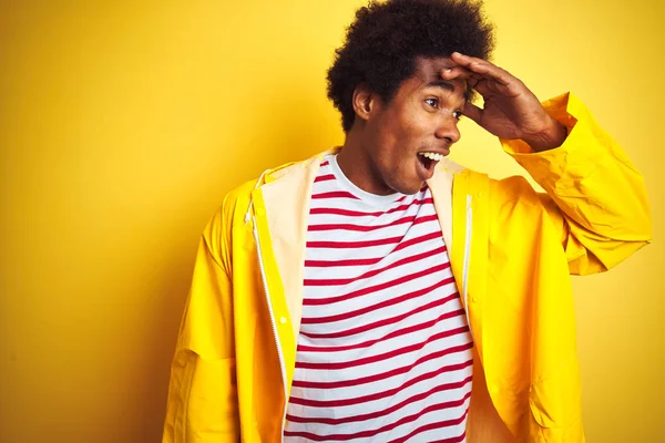 Homem Afro Americano Com Cabelo Afro Vestindo Capa Chuva Sobre — Fotografia de Stock