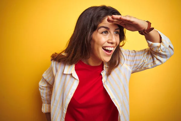 Giovane Bella Donna Indossa Shirt Rossa Camicia Righe Sfondo Giallo — Foto Stock