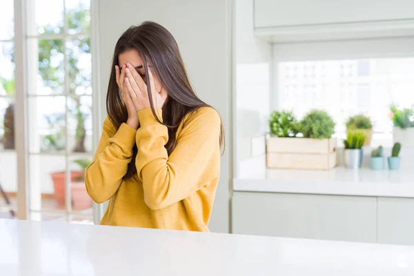 Mulher Bonita Usando Suéter Amarelo Com Expressão Triste Cobrindo Rosto — Fotografia de Stock