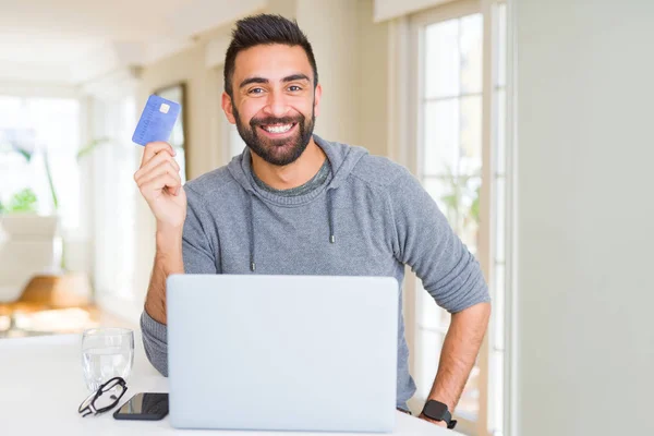 Όμορφος άντρας που χαμογελάει χρησιμοποιώντας πιστωτική κάρτα ως πληρωμή — Φωτογραφία Αρχείου