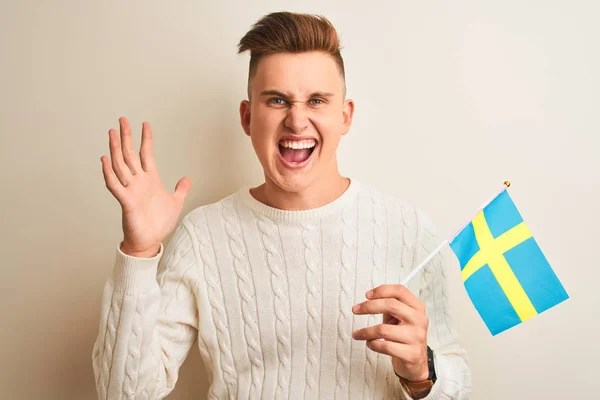 Ung Stilig Man Holding Sweadish Sverige Flagga Över Isolerad Vit — Stockfoto