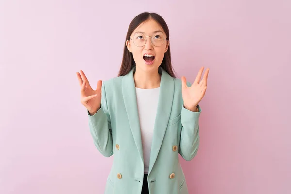 Jonge Chinese Zakenvrouw Dragen Jas Bril Geïsoleerde Roze Achtergrond Gek — Stockfoto