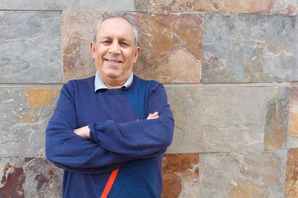 Yakışıklı orta yaş kıdemli neşeli, mutlu gülümseyen adam ve yerine koymak