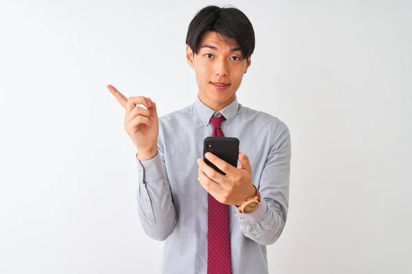 Chinesischer Geschäftsmann Mit Krawatte Und Smartphone Vor Isoliertem Weißem Hintergrund — Stockfoto