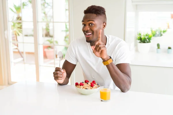 Mladý Afričan Americký Muž Který Ráno Jedl Zdravou Snídani Překvapen — Stock fotografie