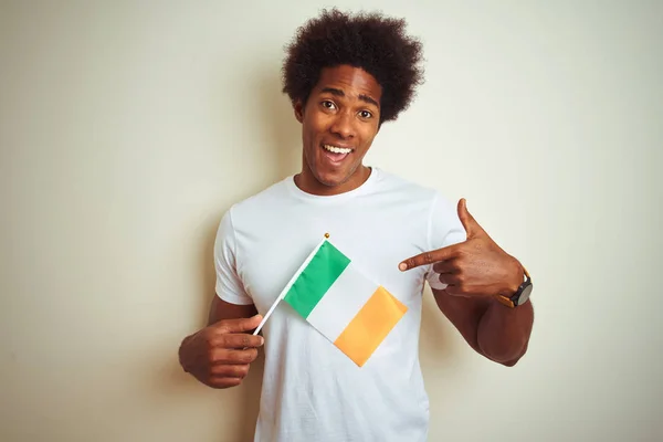 Νέος Αφρικανός Αμερικανός Άνθρωπος Που Κατέχει Ιρλανδία Ιρλανδική Σημαία Στέκεται — Φωτογραφία Αρχείου
