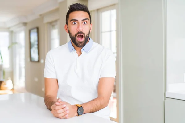 Schöner Hispanischer Mann Lässig Weißes Shirt Hause Angst Und Schockiert — Stockfoto