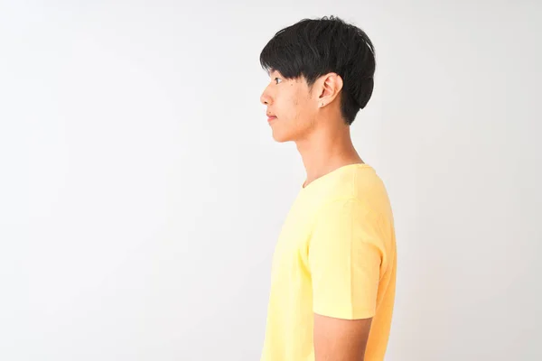 노란색 캐주얼 티셔츠를 옆으로 서있는 자신감 미소와 자연스러운 얼굴로 프로필 — 스톡 사진