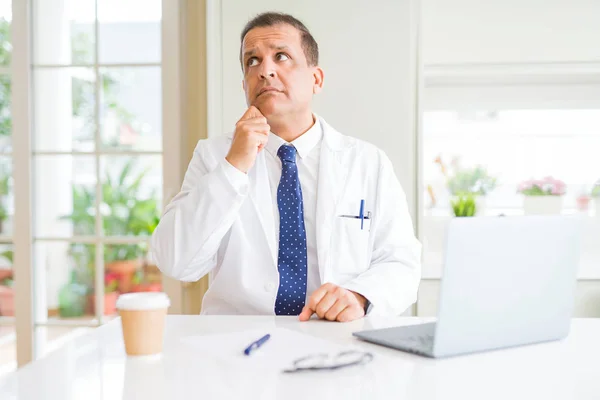 Medico Mezza Età Che Indossa Cappotto Medico Bianco Che Lavora — Foto Stock