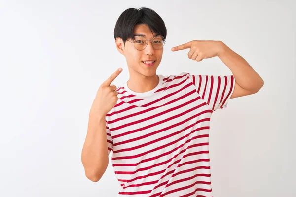 Młody Chiński Mężczyzna Nosi Okulary Paski Shirt Stojący Białym Tle — Zdjęcie stockowe