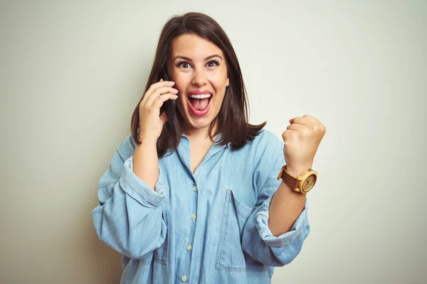 Junge Schöne Frau Bei Einem Gespräch Mit Dem Smartphone Über — Stockfoto