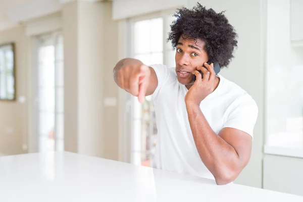 Africká Americká Obchodní Muž Mluvil Telefonu Ukazující Prstem Kameru Vás — Stock fotografie