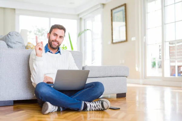 Handsome Man Bär Arbetar Med Hjälp Dator Laptop Mycket Glad — Stockfoto