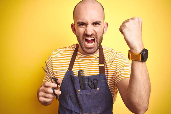 Junger Friseur Mann Trägt Friseurschürze Mit Schere Über Isoliertem Gelben — Stockfoto